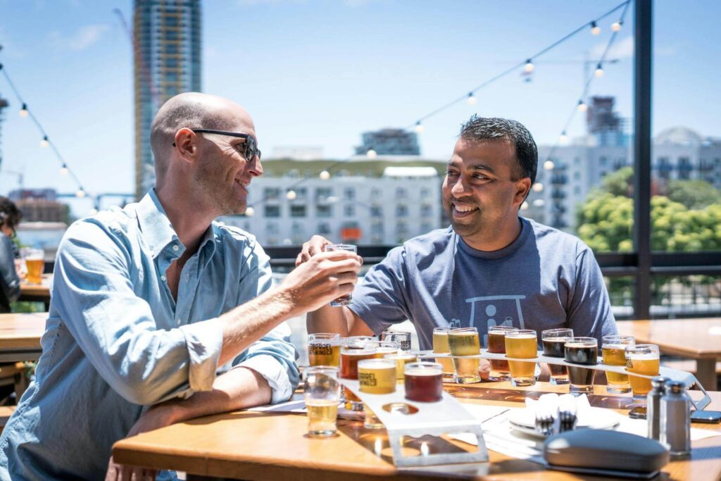 Deux amis dégustant différentes bières au mondial de la bière de Montréal